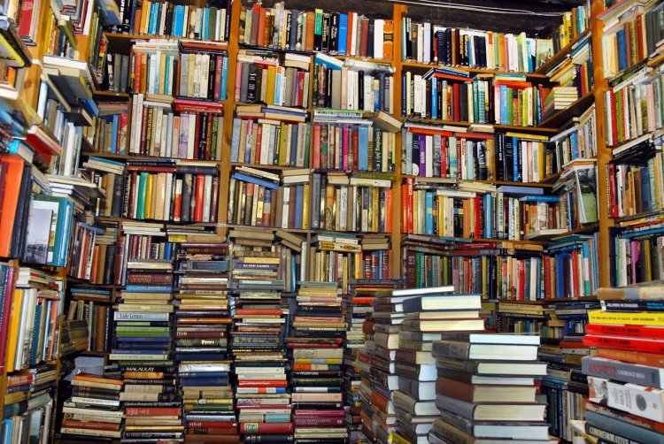 Merugikan! Inilah Alasan Mengapa Kita Tidak Boleh Membeli Buku Bajakan!